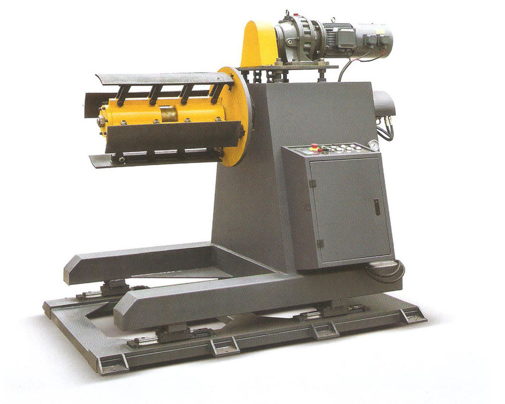 La máquina desenrolladora de bobinas de acero se utiliza en líneas de procesamiento de metales.